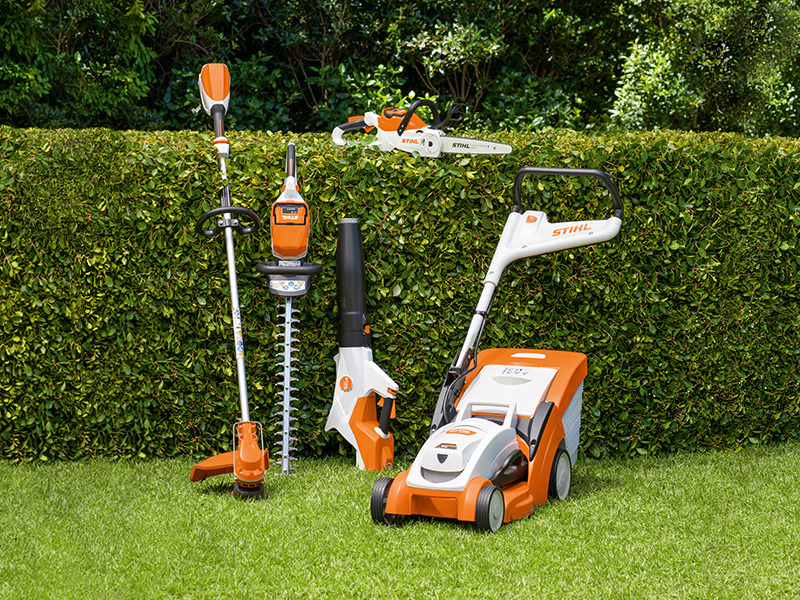 Seria AK STIHL în fața unui gard viu cu FSA 60 R, HSA 60, BGA 60, MSA 70, RMA 339 C