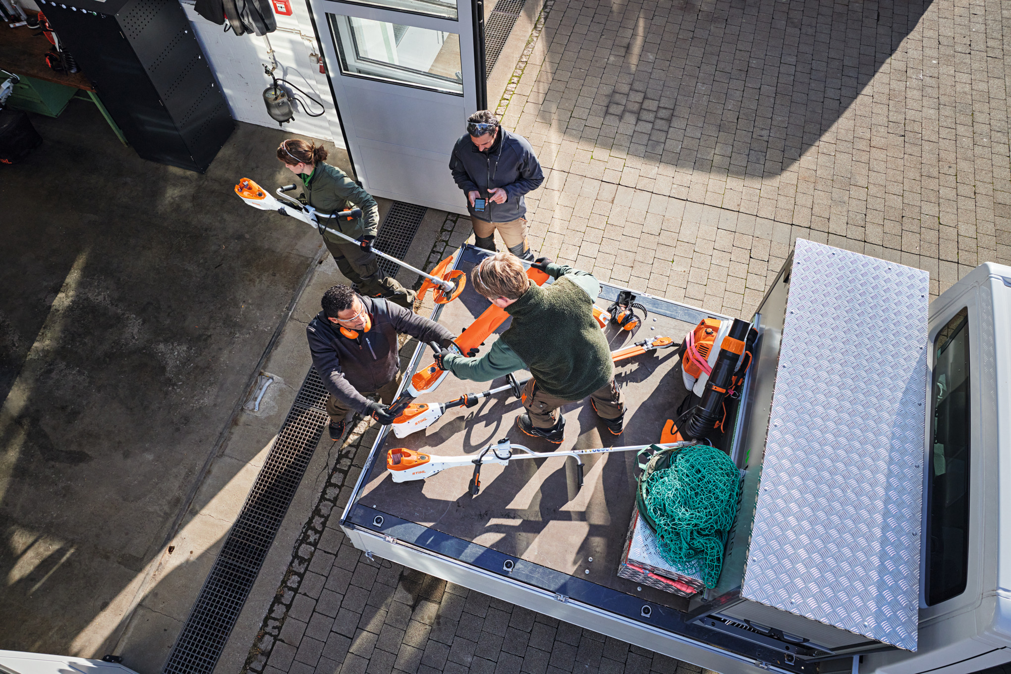 Patru persoane în echipament de protecție STIHL