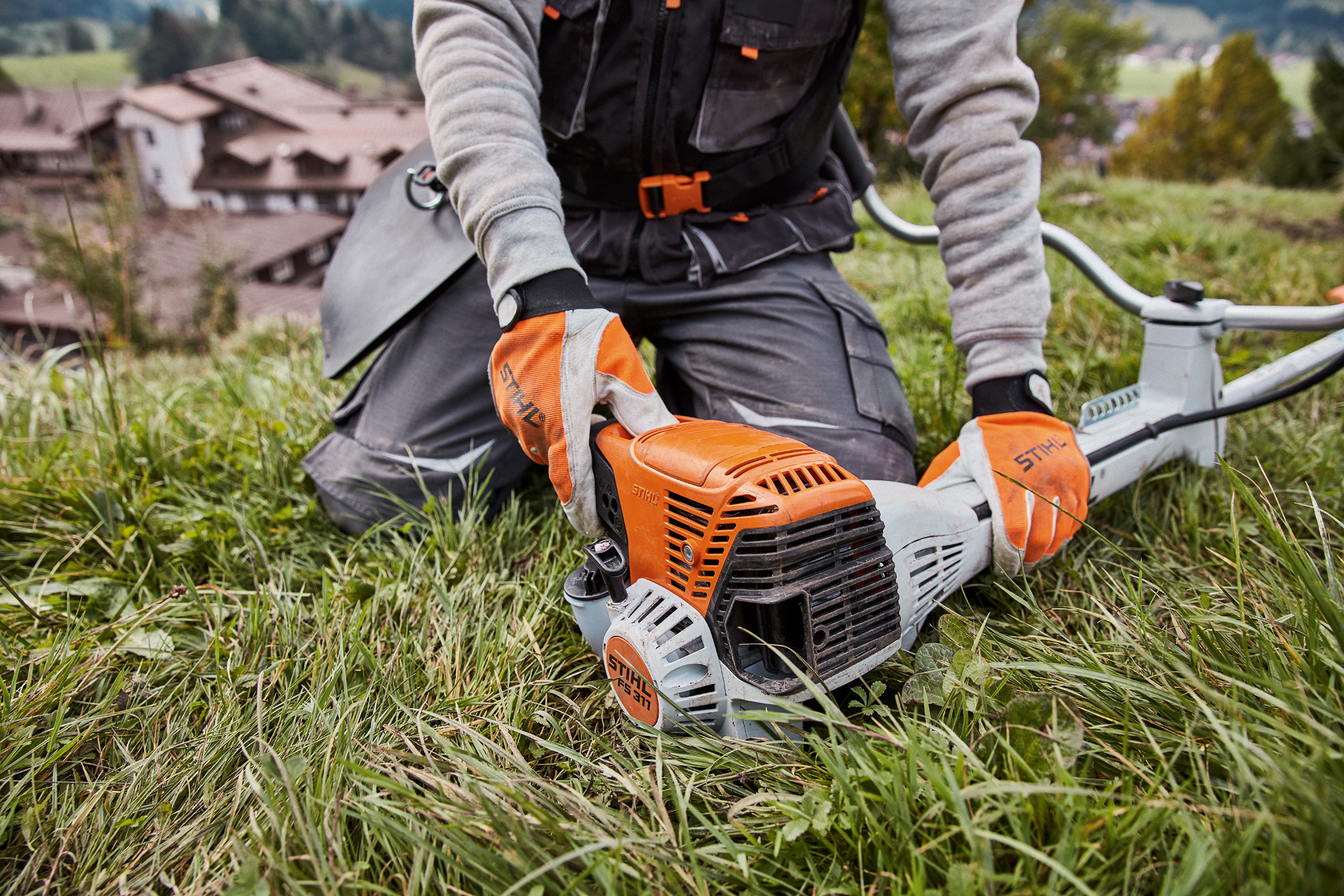 Motocoasa pe benzină STIHL FS 311 este pornită