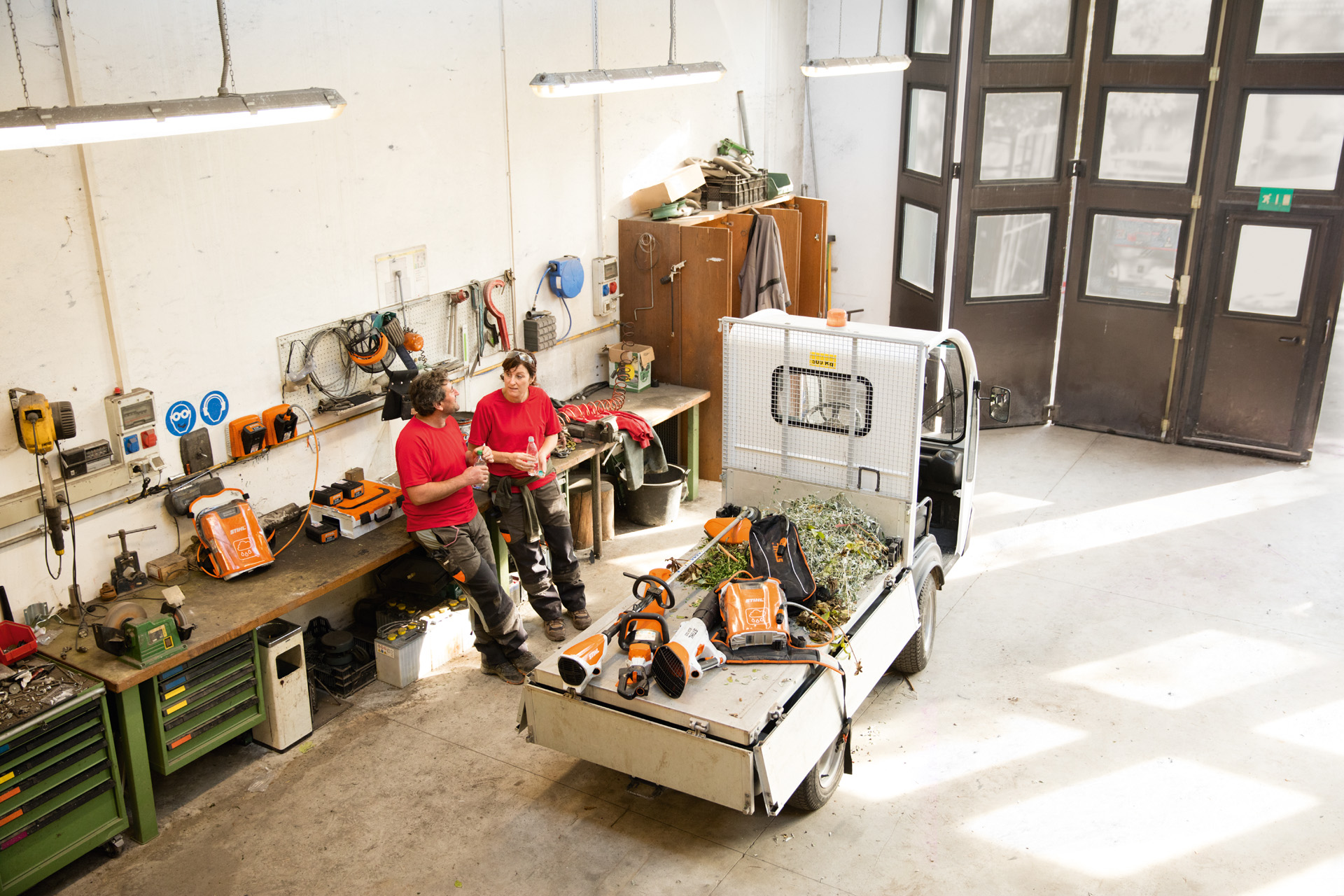 Produse cu acumulator STIHL așezate pe un transportator.