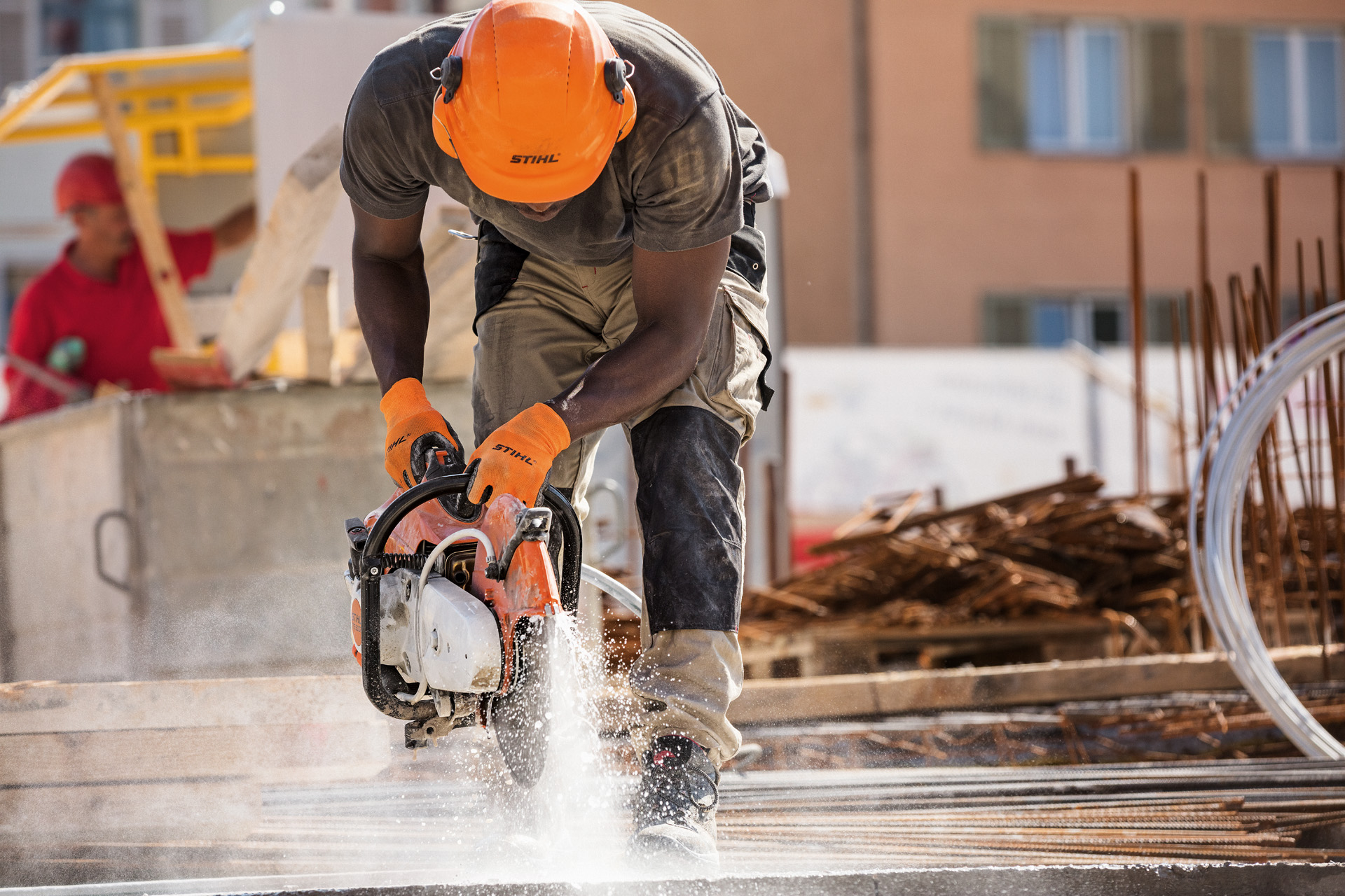 Un bărbat lucrează pe un șantier cu un motodebitator STIHL TS 500i