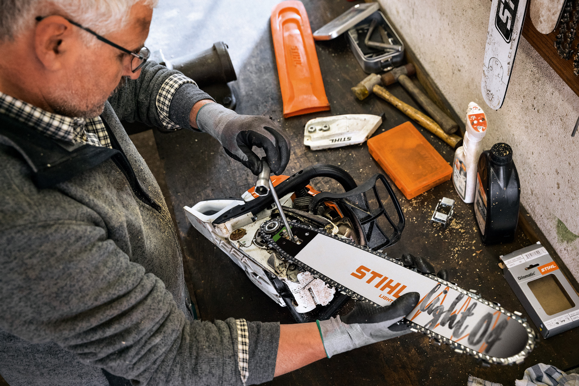 Distribuitorul STIHL întreține un motoferăstrău dotat cu șină port-lanț STIHL Light 04 și lanț de ferăstrău Oilomatic