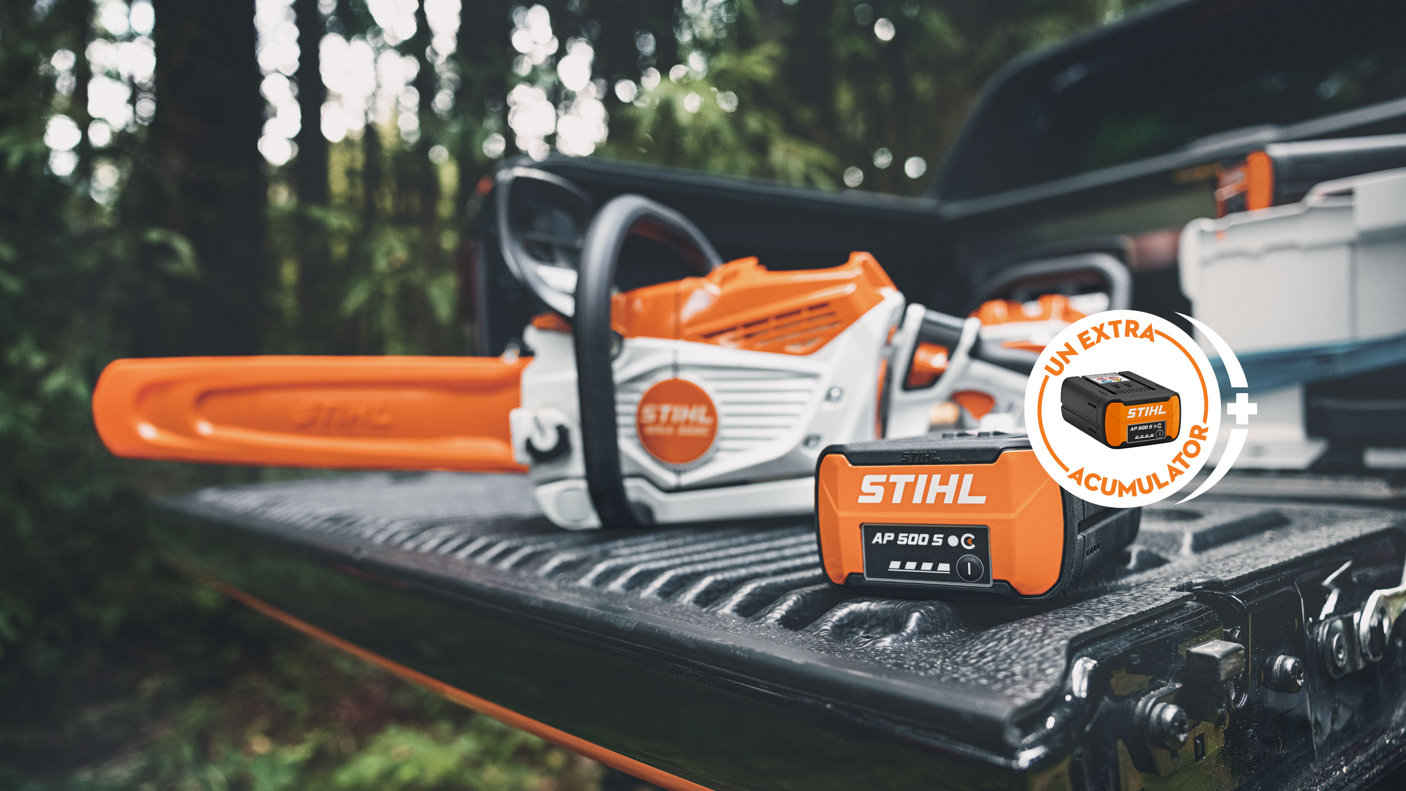 Acumulator STIHL AP 500 S pe zona de încărcare a unei camionete, împreună cu noul motoferăstrău cu acumulator STIHL MSA 300, suplimentar un indiciu atrăgător cu acumulator STIHL și inscripția „Get a free battery”.