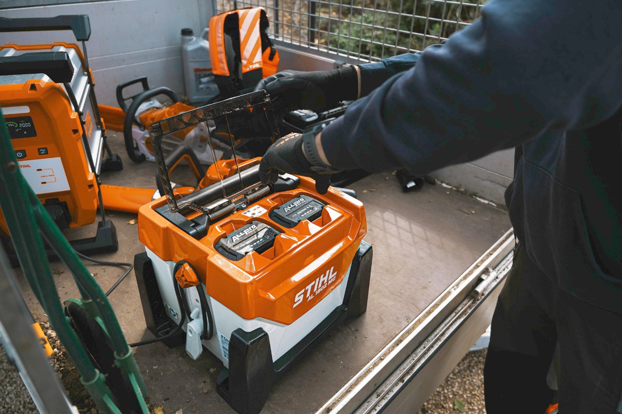 Încărcarea bateriei STIHL ALLPRO AP 300.0 P în încărcătorul multiplu AL 301-4