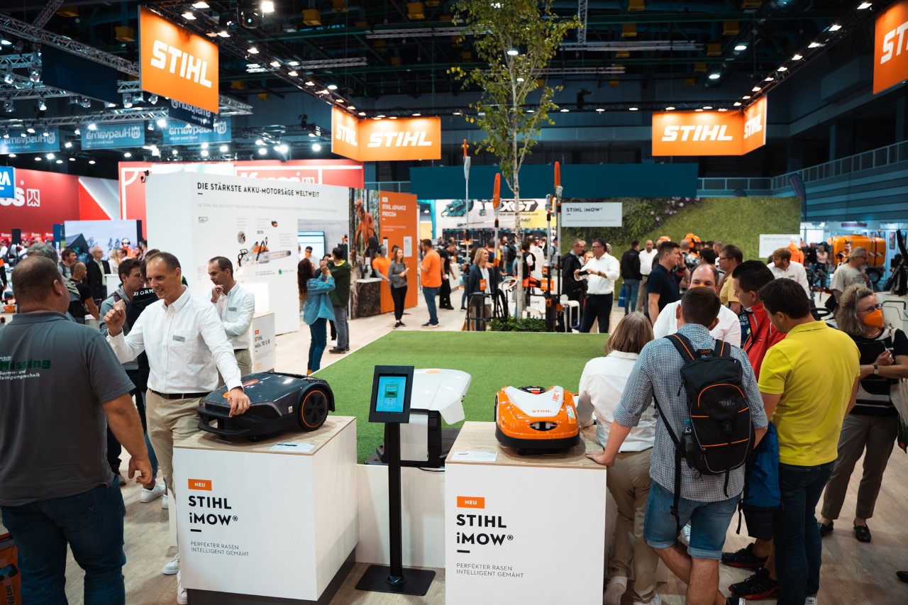 Standul expozițional de interior STIHL cu roboți de tuns iarba iMOW®, foarte bine frecventat