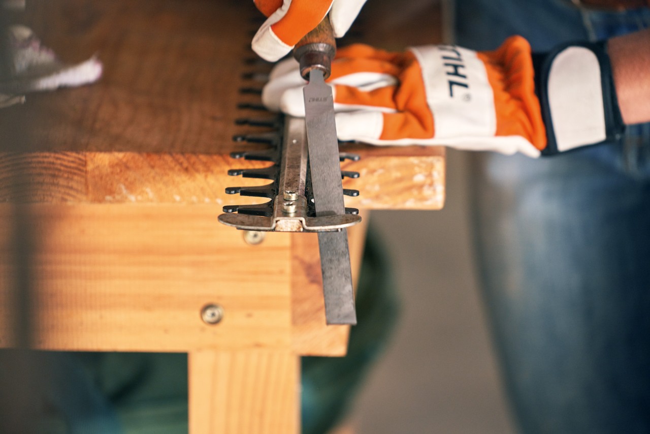 Foarfeca de tuns garduri vii cu acumulator STIHL HSA 56 este ascuțită cu o pilă plată