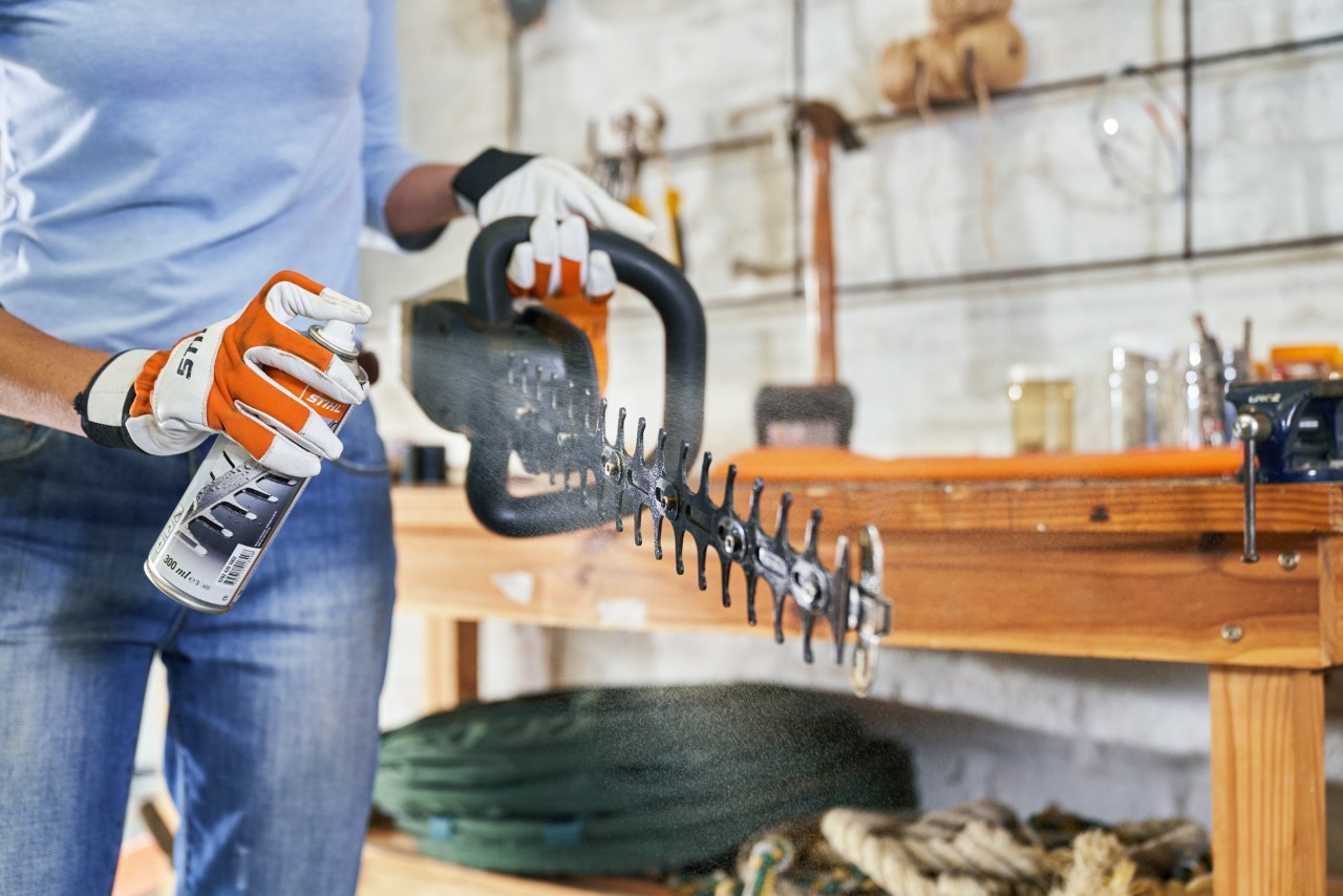 Foarfeca de tuns garduri vii cu acumulator STIHL HSA 56 este îngrijită cu soluția de îndepărtare a rășinilor STIHL Superclean