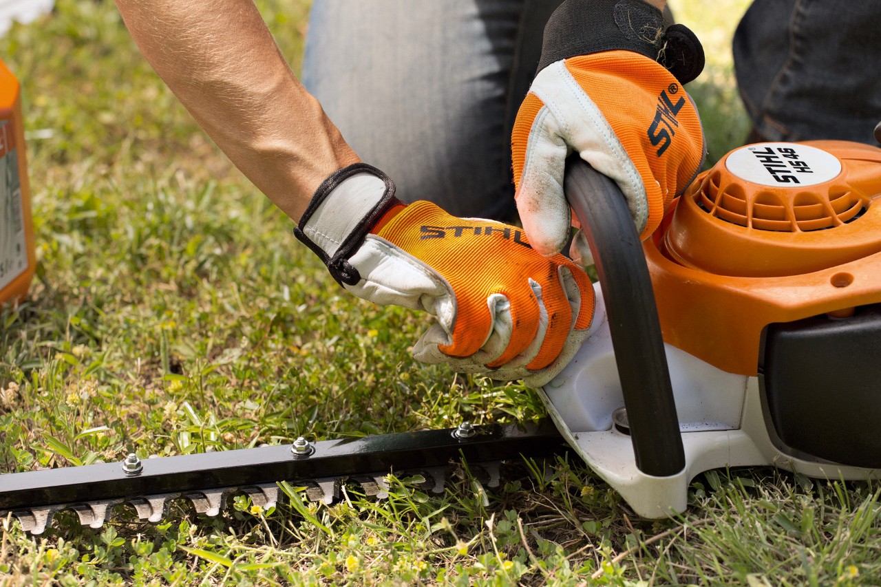  Foarfeca de tuns garduri vii pe benzină STIHL HS 46 este curățată după utilizare
