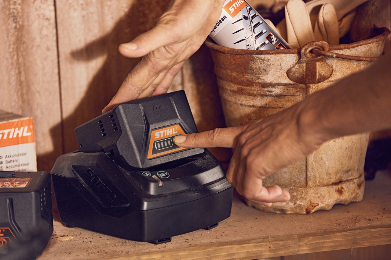 Îngrijirea bateriilor STIHL AK 10 și AK 20 în magazia de unelte